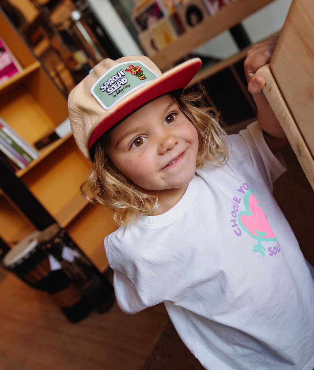 Cappellino bambino crema visiera piatta patch colorata Hello Hossy