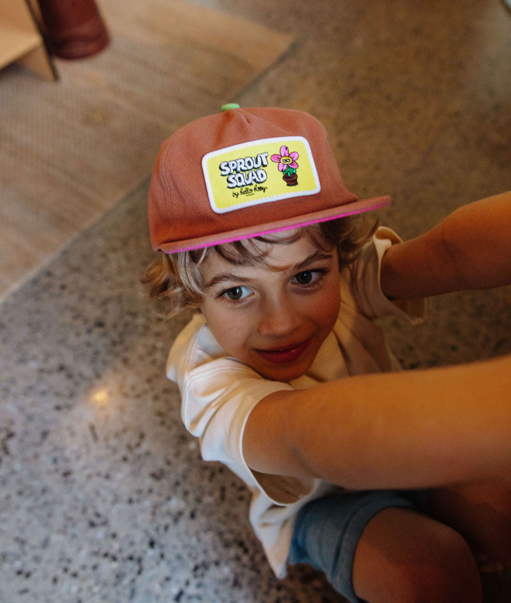 Cappellino per bambino marrone, visiera piatta, patch giallo Hello Hossy