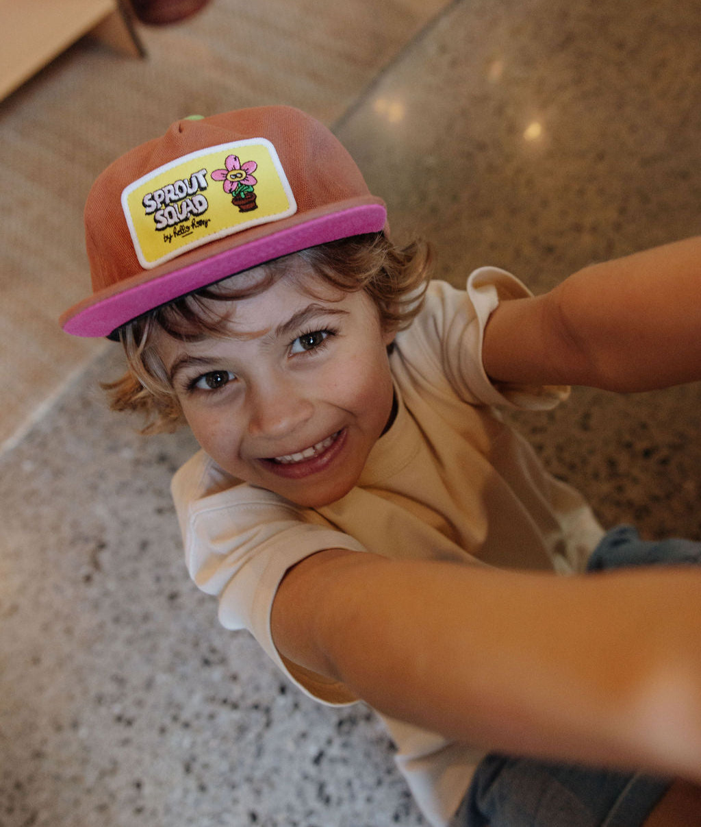 Cappellino bambino marrone con visiera rosa, patch fiori Hello Hossy