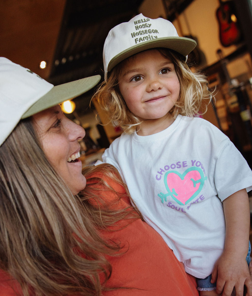 Duo mamma bambino cappellini bianchi visiere verdi ricamo Hello Hossy