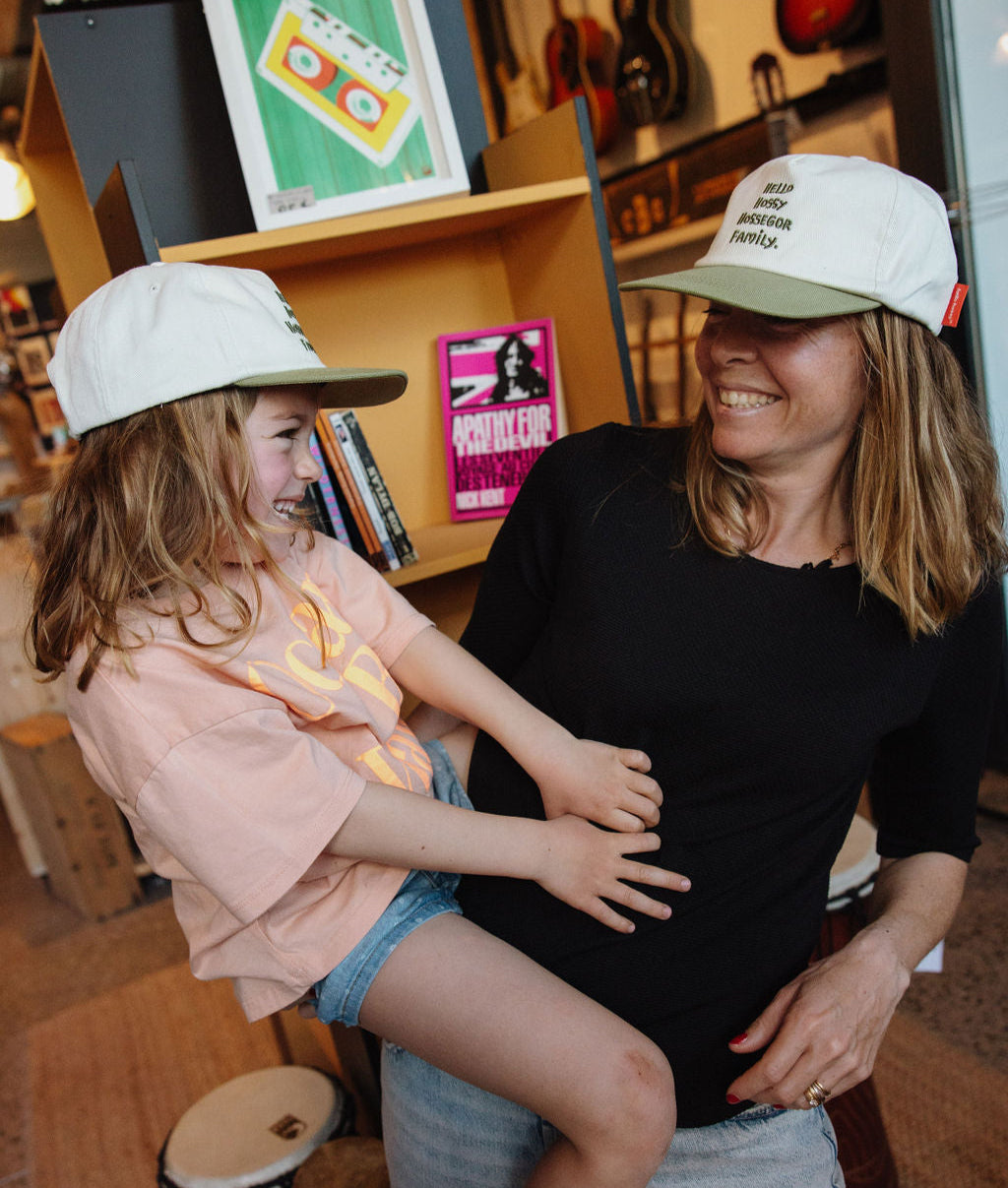Duo mamma bambino cappellini bianco visiera verde ricamo Family Hello Hossy
