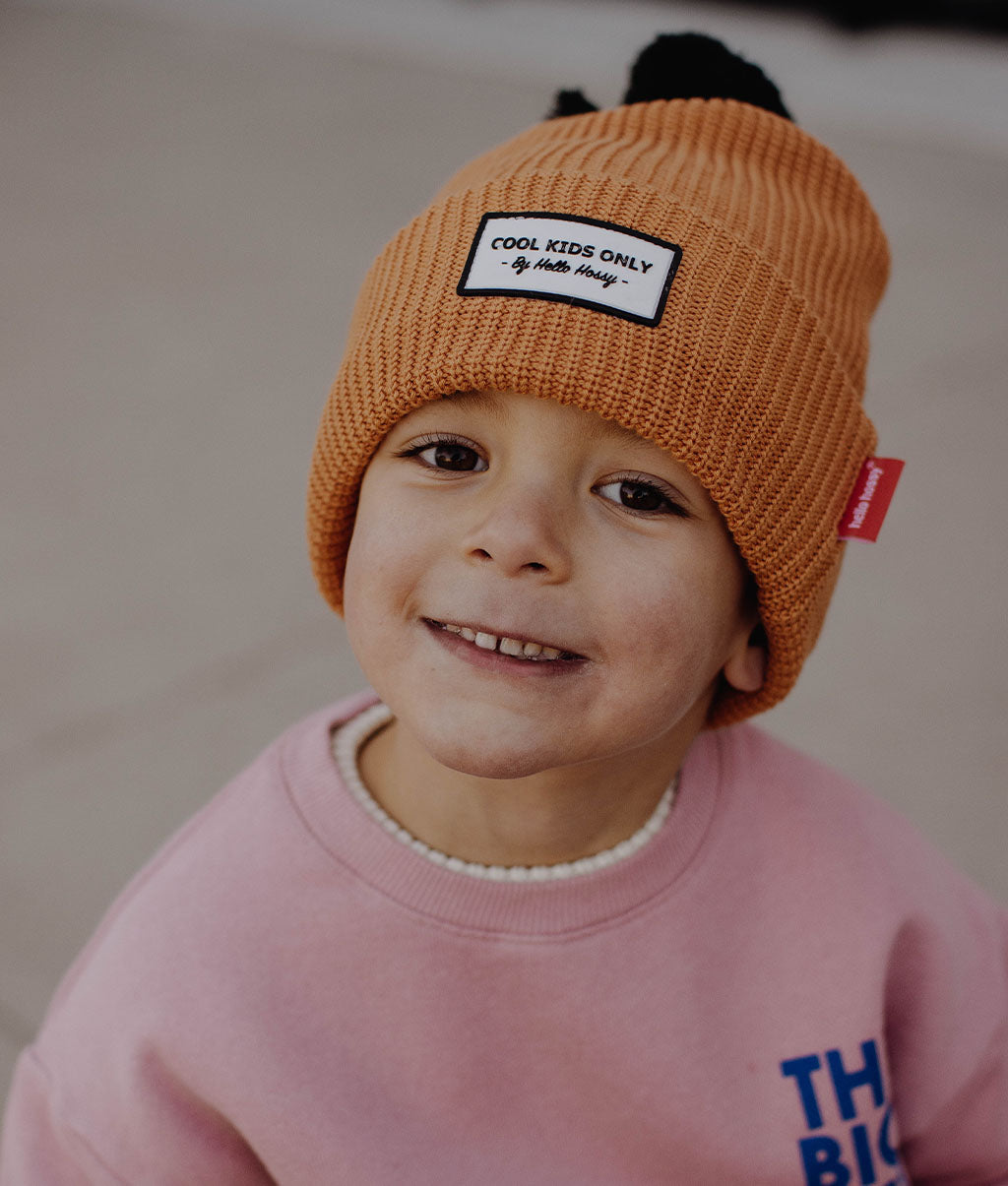 Berretto bambino marrone in maglia a coste con etichetta ricamata Hello Hossy