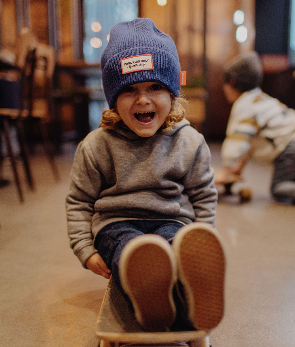 Berretto bambino blu con ricamo sul davanti in velluto a coste Hello Hossy