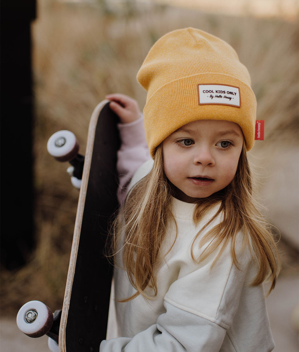 Berretto per bambini giallo con etichetta cucita e risvolto Hello Hossy