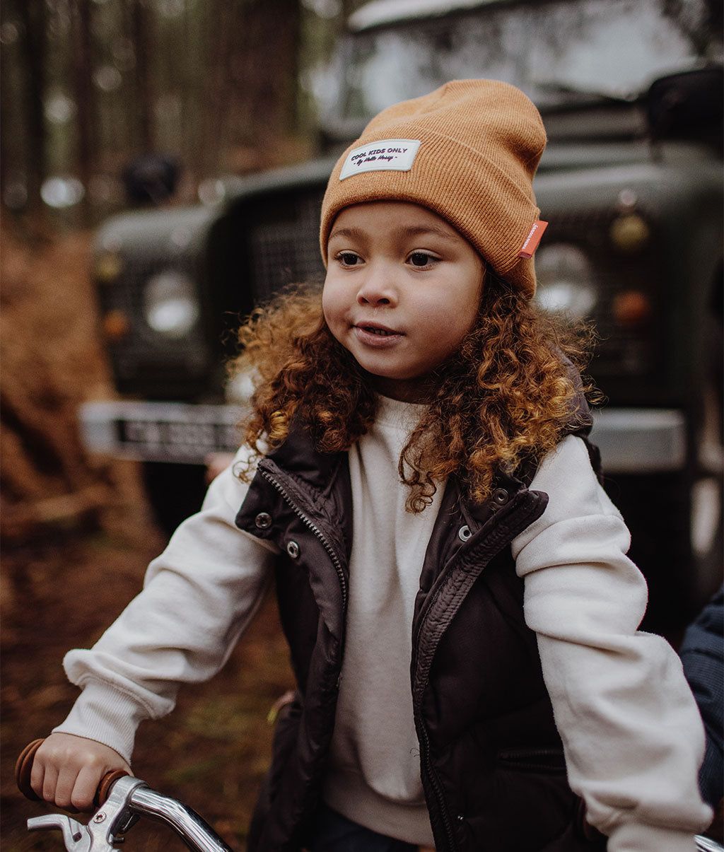 Berretto per bambini marrone con ricamo scritto Hello Hossy