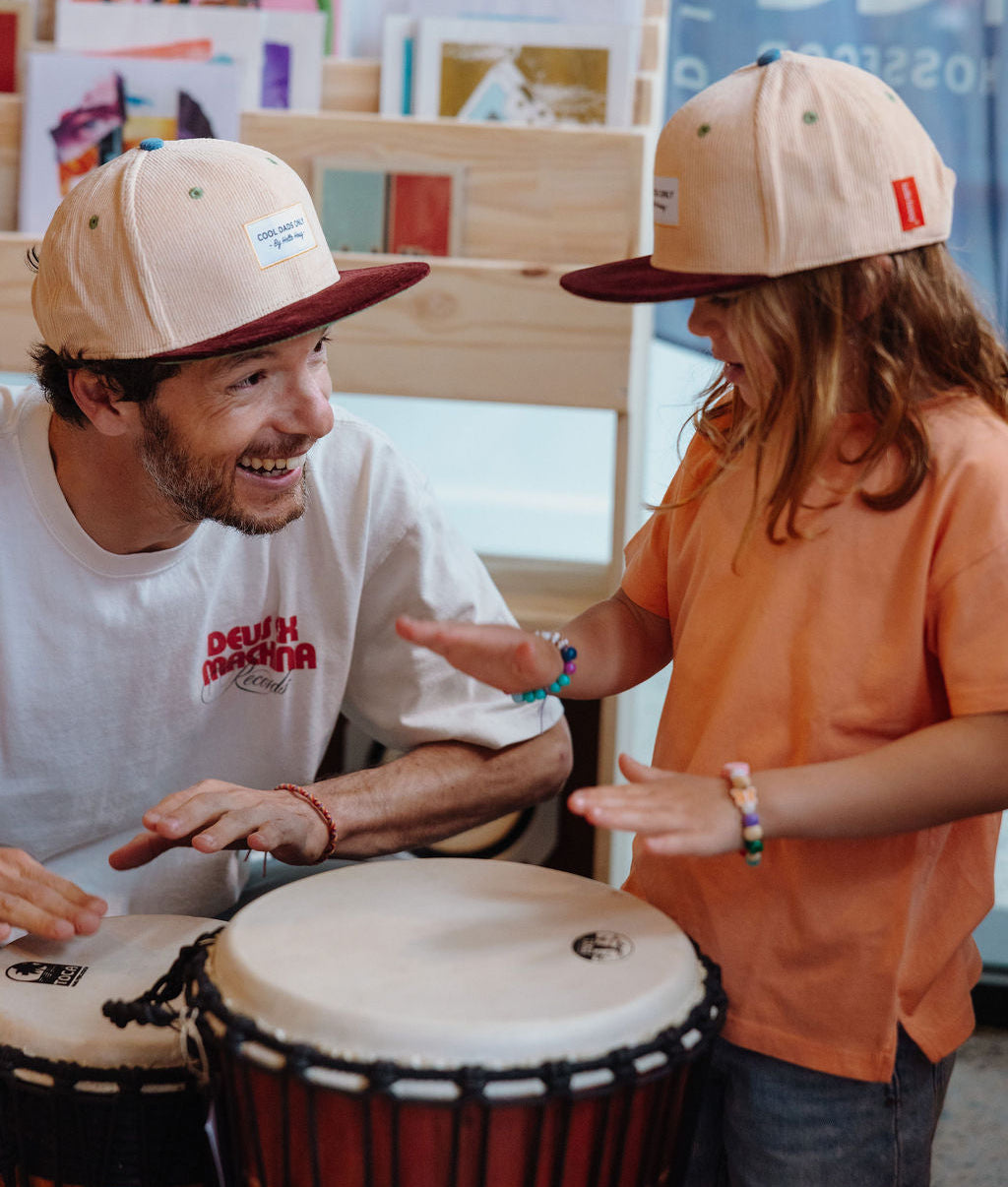 Duo papà-bambino cappellini beige con visiera piatta e logo ricamato Hello Hossy