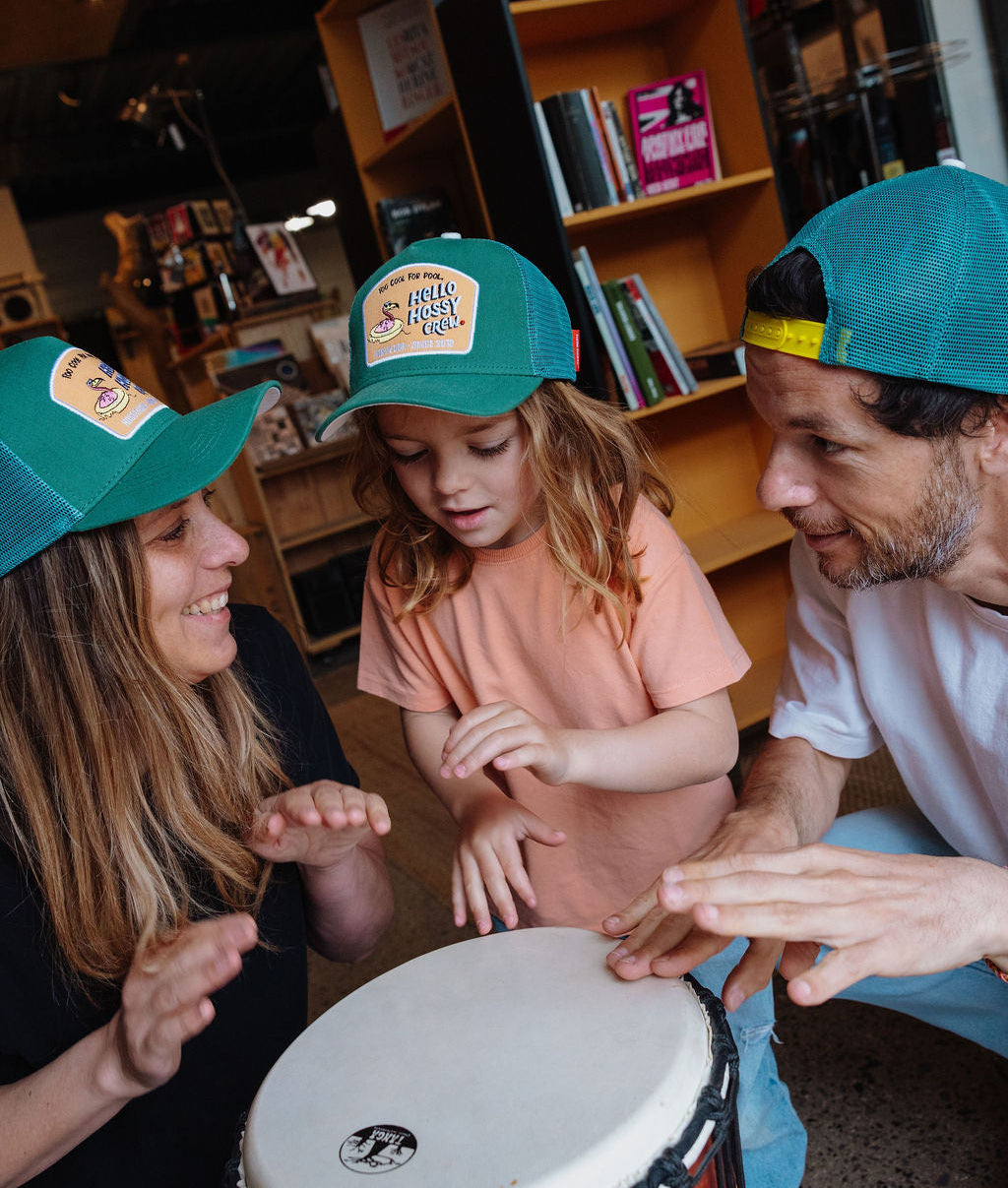 Duo famiglia cappellini verdi con patch Hello Hossy indossati da mamma, bambino e papà Hello Hossy