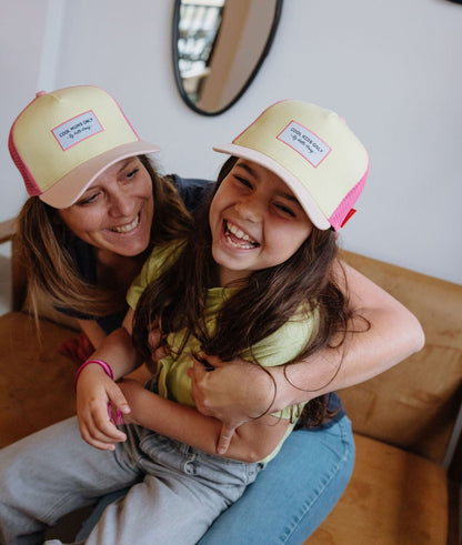 Duo mamma bambino cappellini giallo rosa visiera curva Hello Hossy