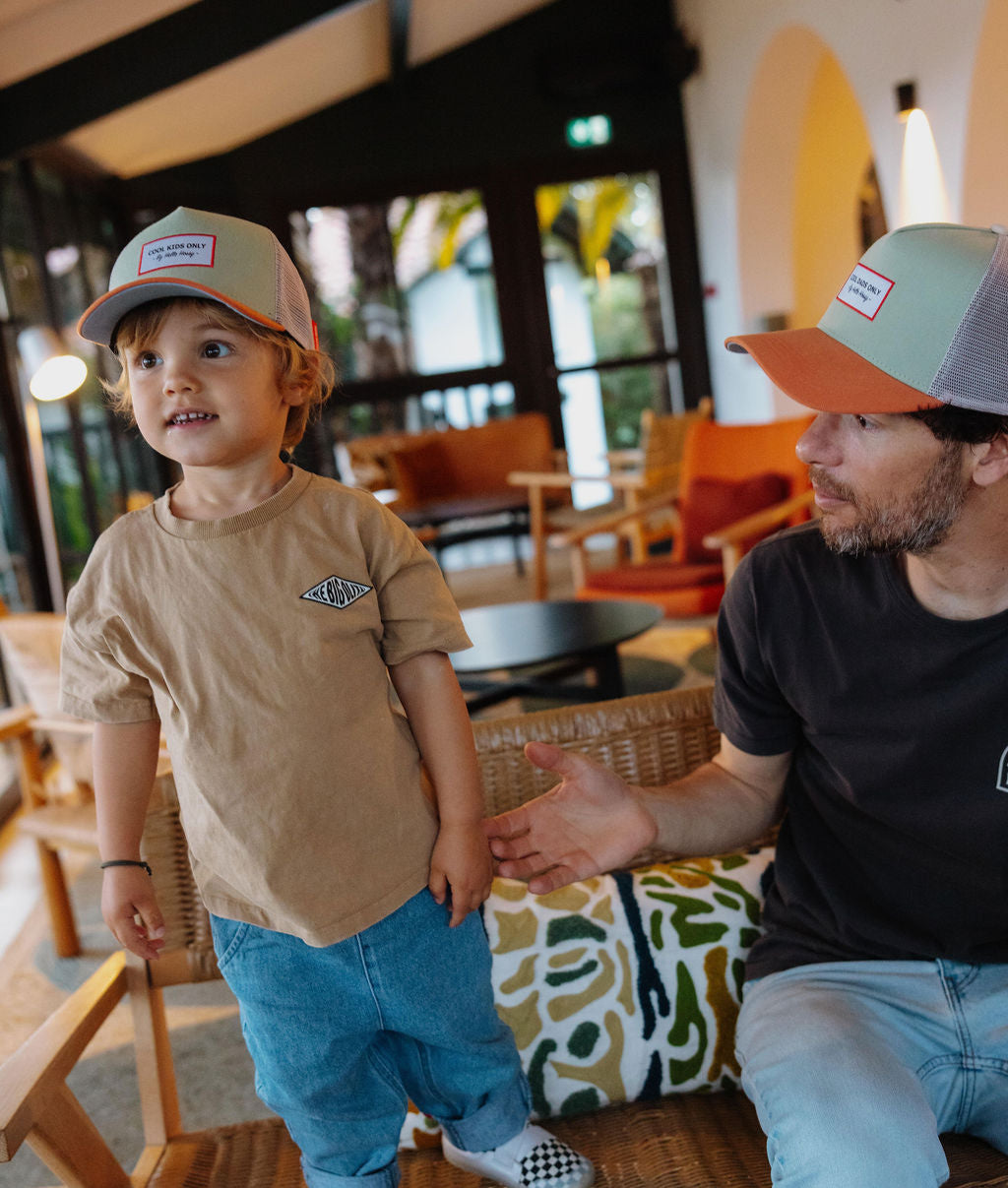 Duo papà-bambino cappellini khaki con visiera curva e patch Hello Hossy