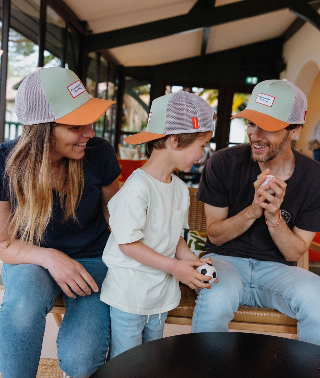 Cappellino verde anice visiera aranciata indossato in famiglia Hello Hossy