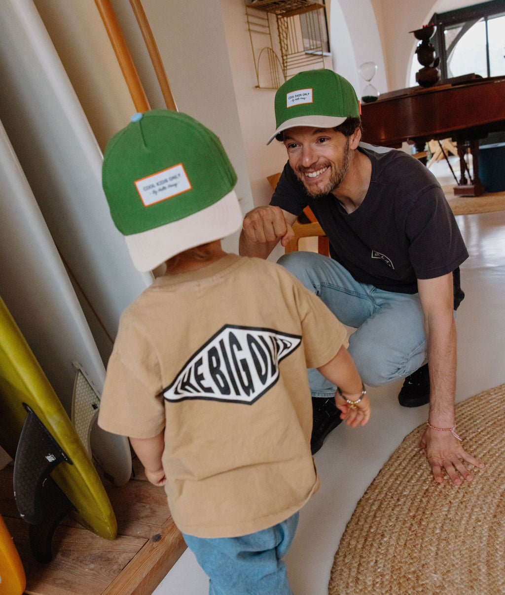 Duo papà-bambino cappellini verdi con patch testuale e visiera curva Hello Hossy