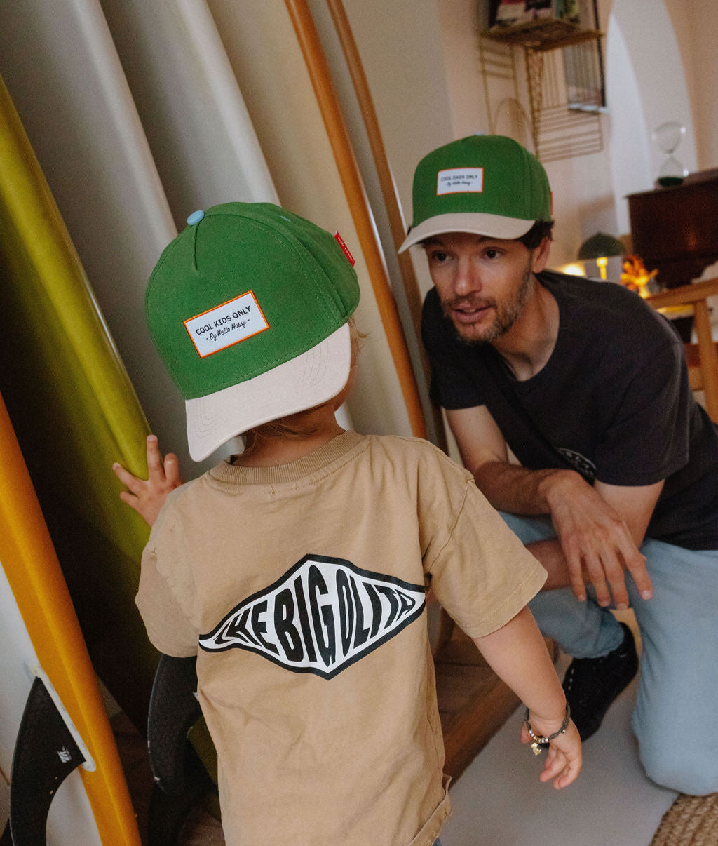 Duo papà bambino cappellini verde visiera beige ricamo Cool Kids Only Hello Hossy