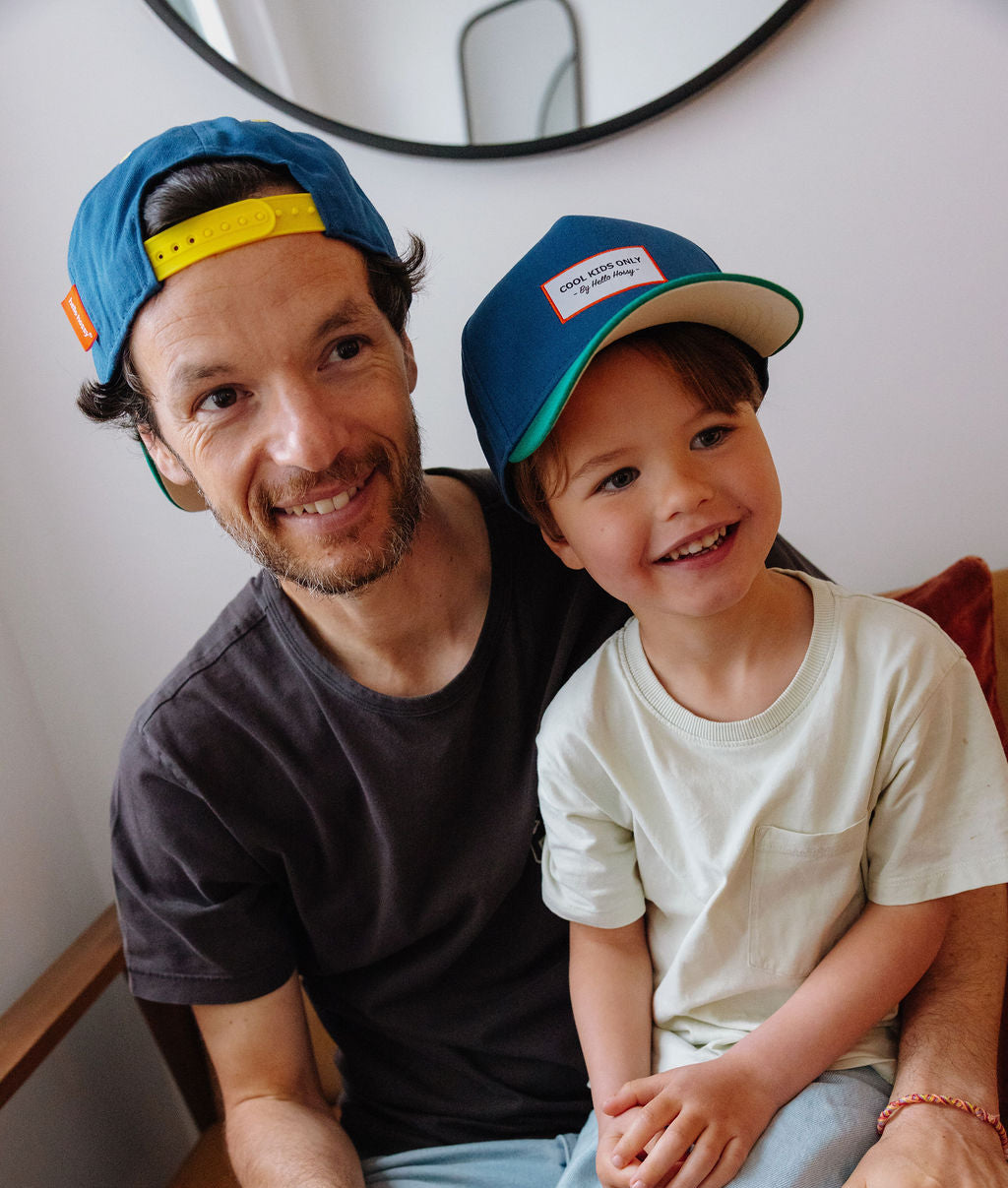Duo papà-bambino cappellini blu con visiera piatta, patch ricamato Hello Hossy