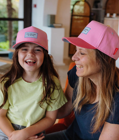 Duo mamma-bambino con cappellini rosa, visiera curva, patch Hello Hossy