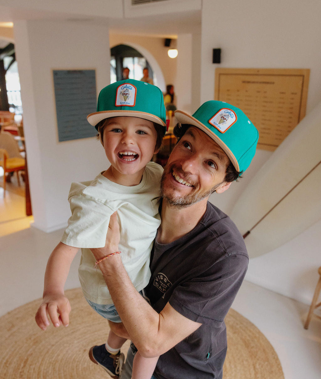 Duo papà-bambino, cappellini verdi con visiera piatta, motivo gelato, mascotte Hello Hossy