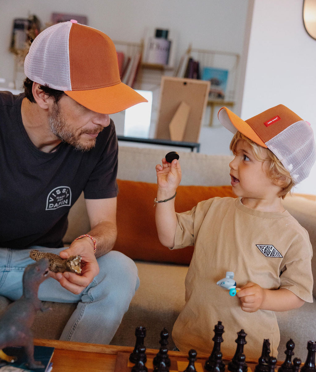 Duo papà bambino cappellini marrone visiere curve Hello Hossy