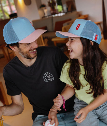 Duo papà-bambino cappellini blu con visiera rosa patch Hello Hossy