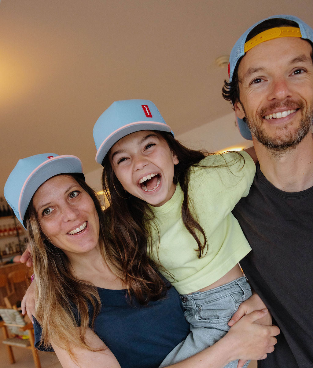 Famiglia con cappellini blu chiaro a visiera piatta Hello Hossy