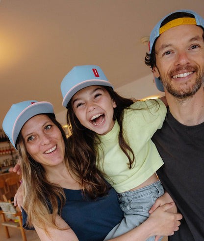Famiglia con cappellini blu chiaro a visiera piatta Hello Hossy