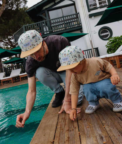 Cappellino bambino beige visiera piatta stampa viaggio in bicicletta duo papà bambino Hello Hossy