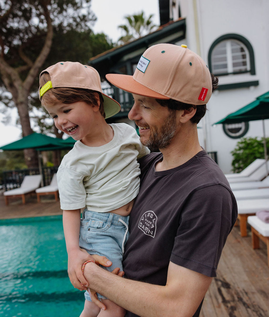 Duo papà-bambino, cappellini marroni con visiere piatte Hello Hossy