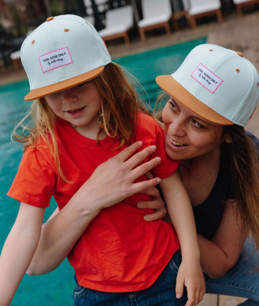 Duo mamma-bambino con cappellini blu chiaro, visiera cammello e patch Hello Hossy