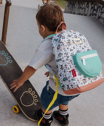 Zaino per bambini bianco con motivi viaggio e tasca blu Hello Hossy