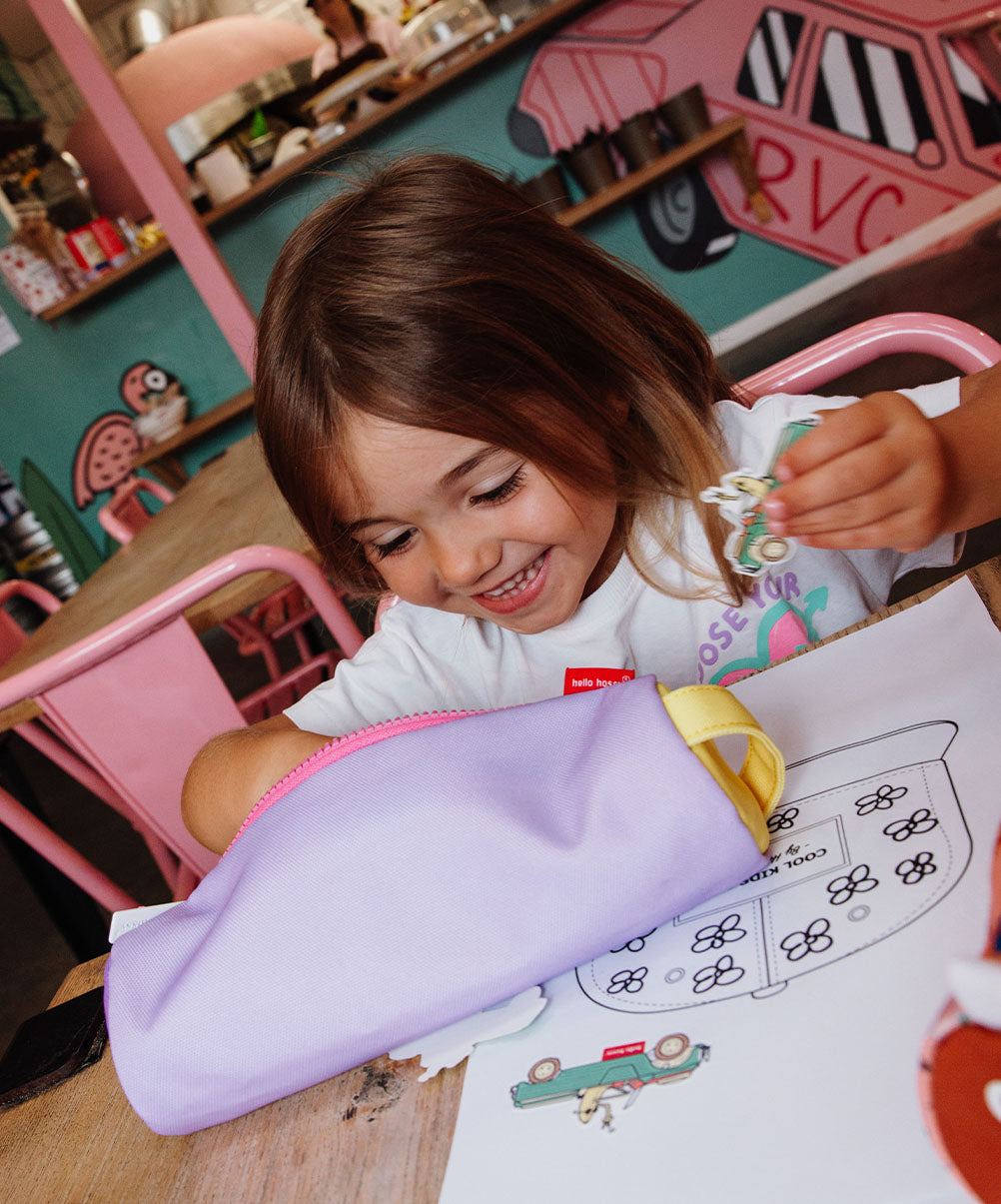Astuccio scolastico per bambini viola, dettaglio giallo, chiusura rosa Hello Hossy