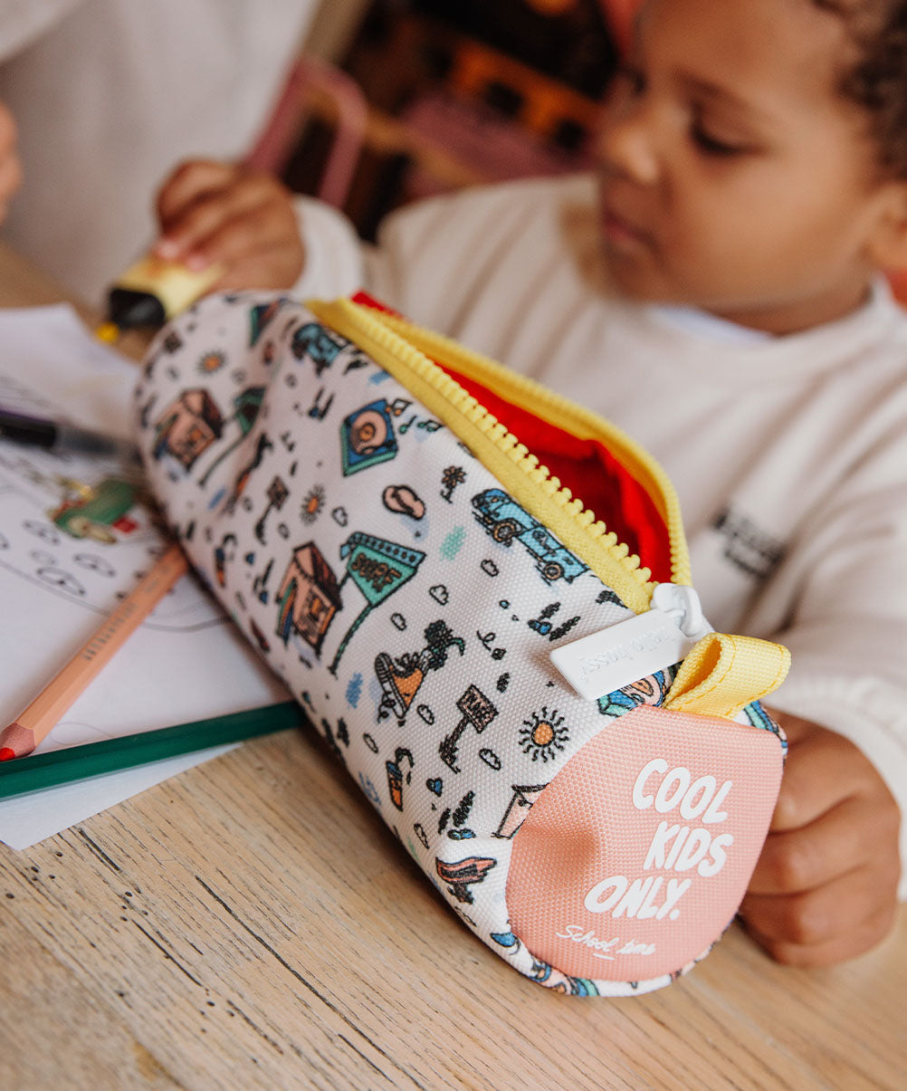 Astuccio scolastico bambino bianco motivi viaggio zip giallo scritta Cool Kids Only Hello Hossy