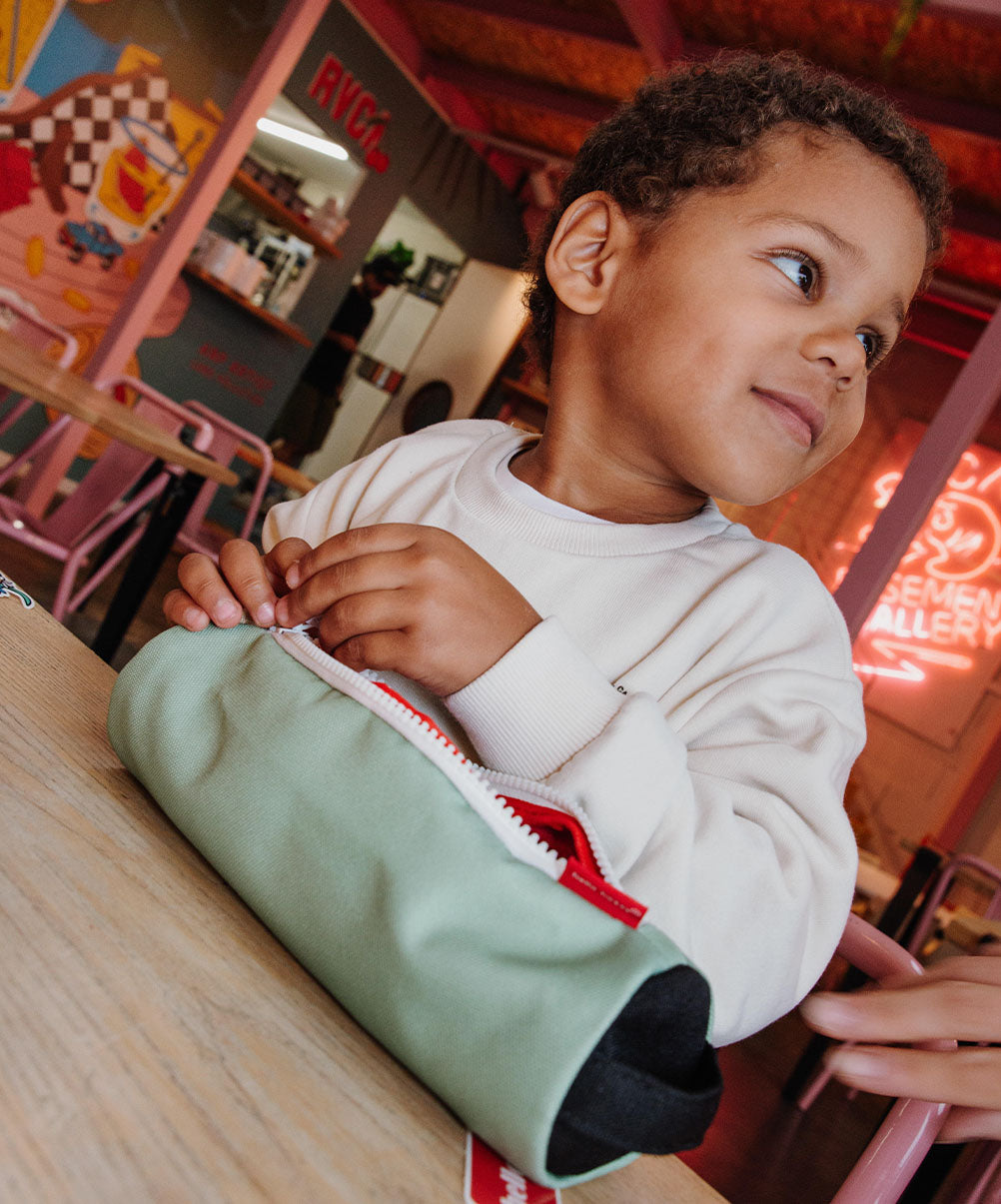 Astuccio scolastico per bambini verde, zip rossa, bordo nero Hello Hossy
