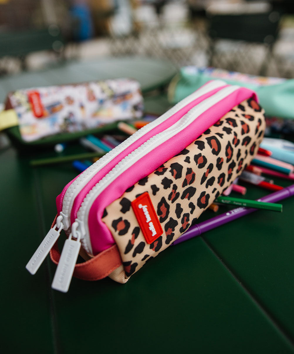 Astuccio scolastico da bambino beige con stampa leopard, doppia zip e dettaglio rosa Hello Hossy