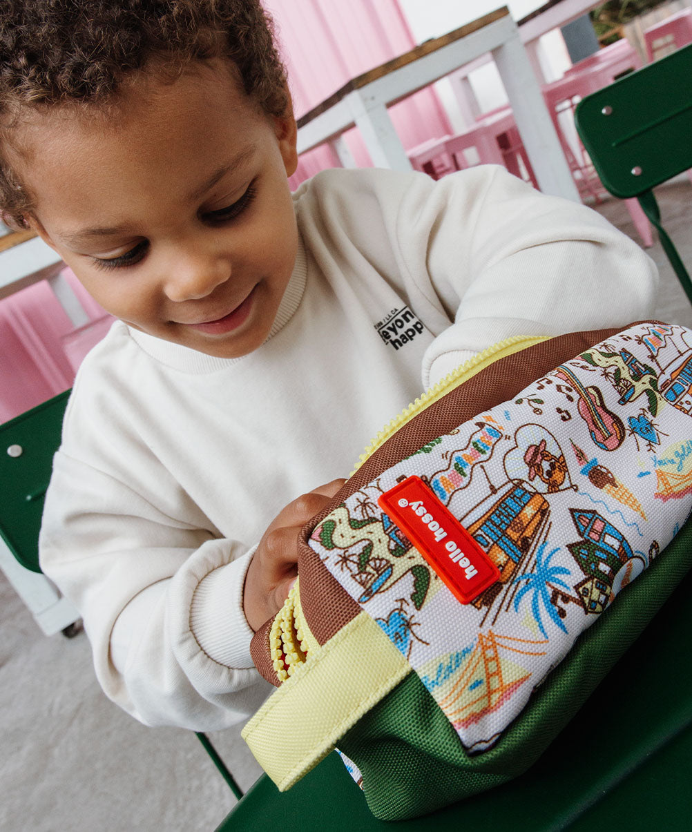 Astuccio scolastico per bambini marrone crema, stampa viaggio, chiusura gialla Hello Hossy