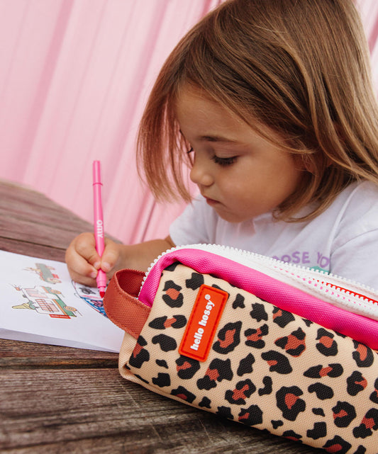 Astuccio scolastico per bambini beige, motivo leopard, chiusura rosa Hello Hossy