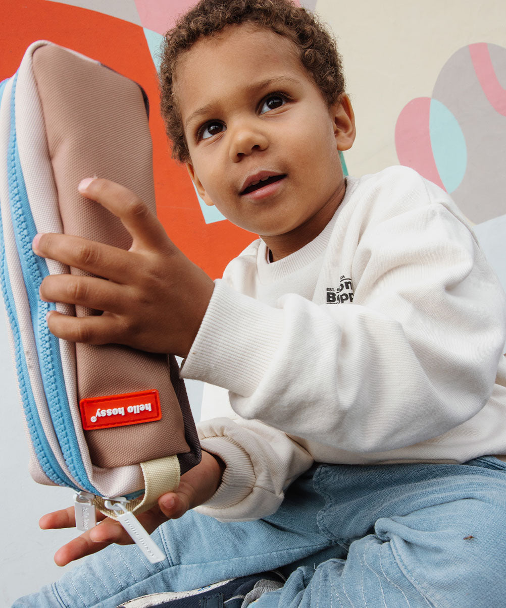 Astuccio scolastico bambino marrone con doppia zip, dettaglio blu Hello Hossy