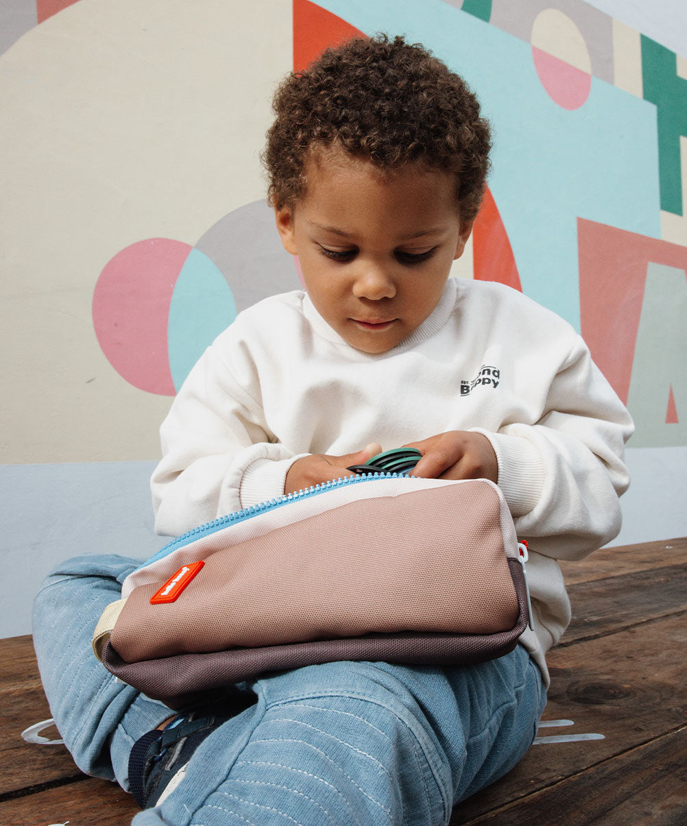 Astuccio scolastico bambino marrone con doppia zip, dettaglio arancione Hello Hossy