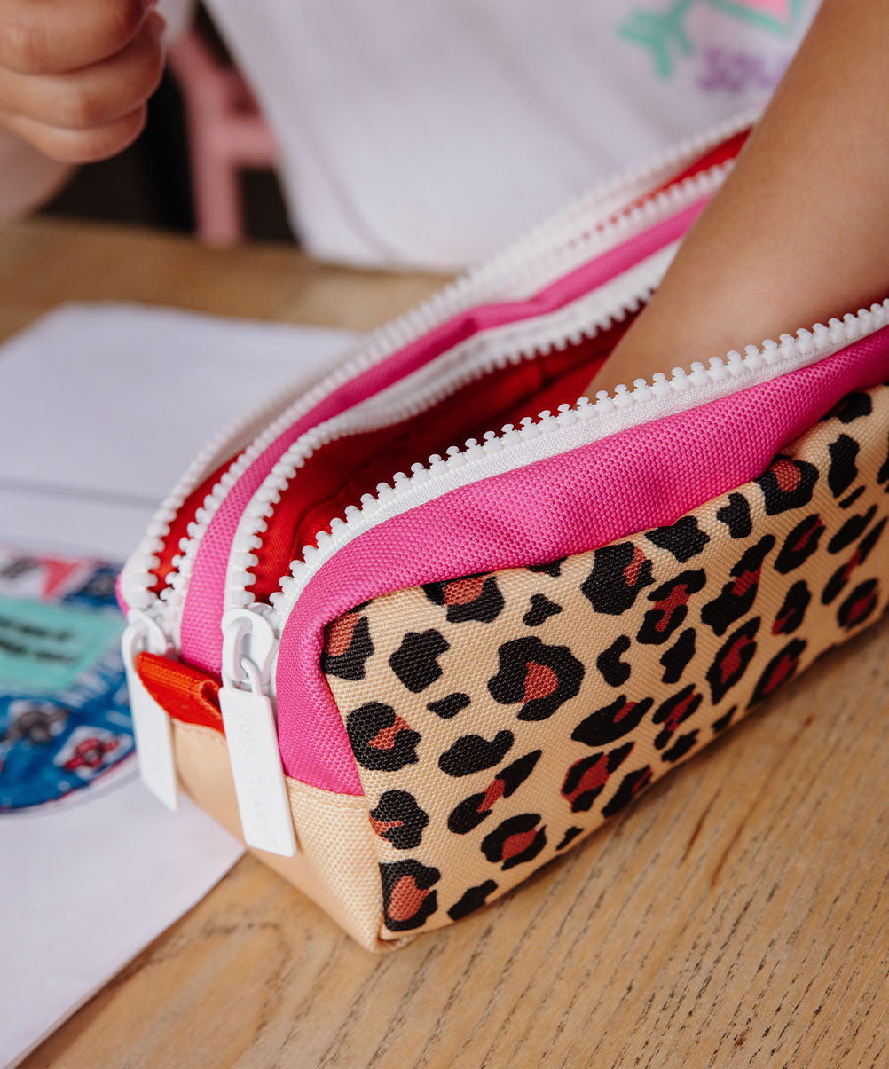 Astuccio scolastico da bambino beige con stampa leopard, doppia zip e dettaglio rosa Hello Hossy
