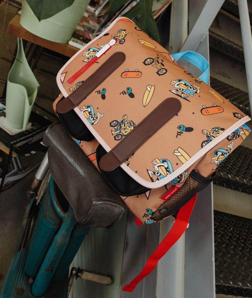 Cartella scolastica bambino marrone motivi mascotte bicicletta tasche nere Hello Hossy