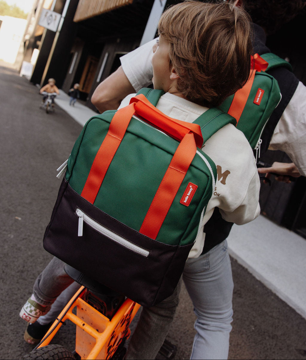 Zaino per bambini verde, manici arancioni, tasca con zip Hello Hossy