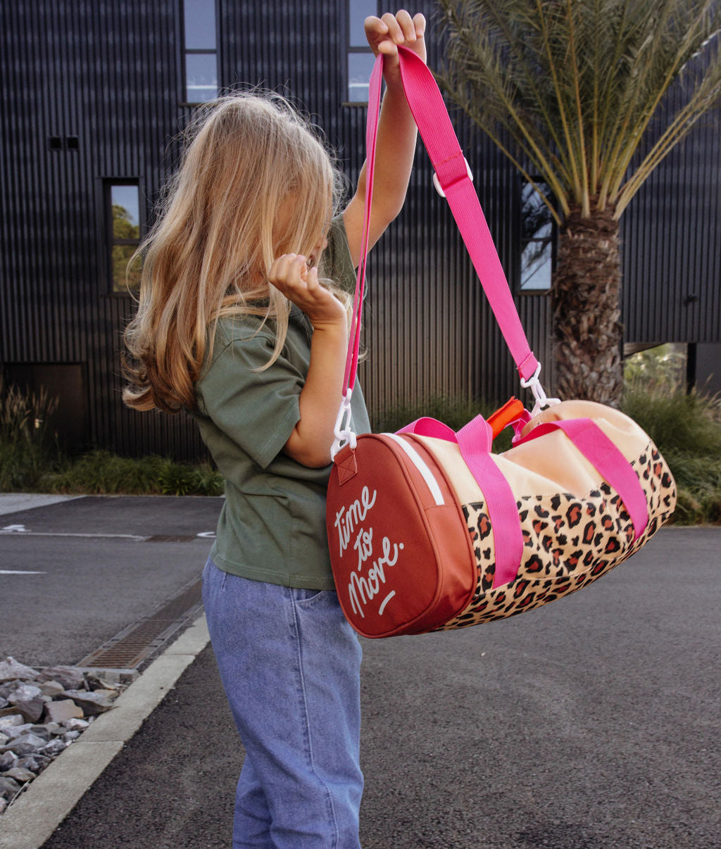 Borsa sportiva per bambini beige con stampa leopard e manici rosa Hello Hossy