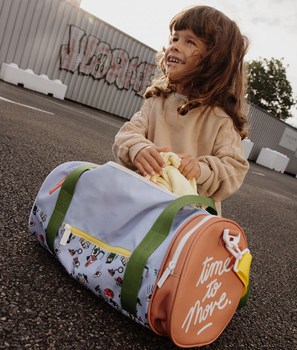 Borsa sportiva per bambini blu con motivo sport multicolore, manici verdi, testo bianco Hello Hossy