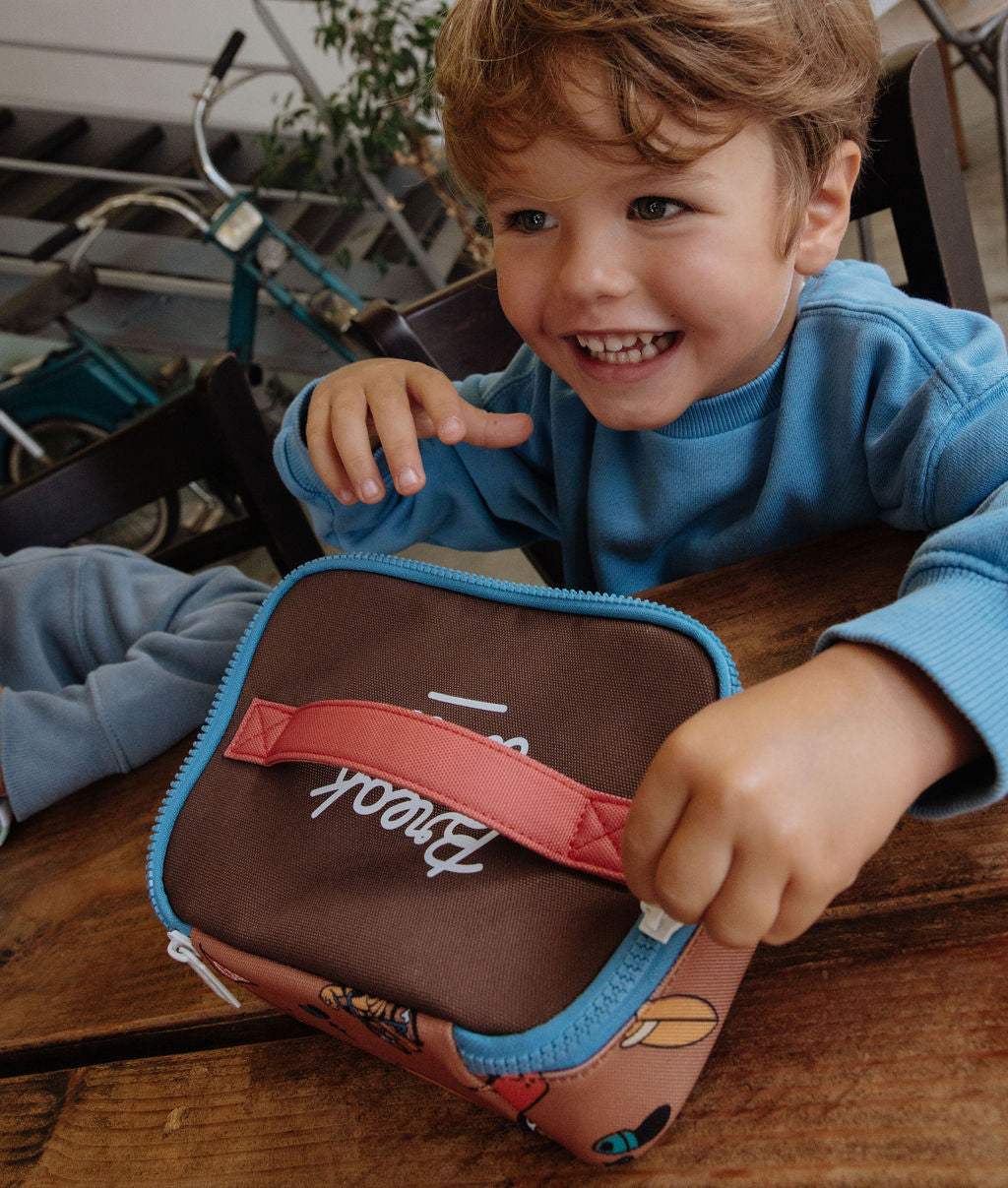 Borsa merenda per bambini marrone con motivo mascotte bicicletta, zip blu Hello Hossy