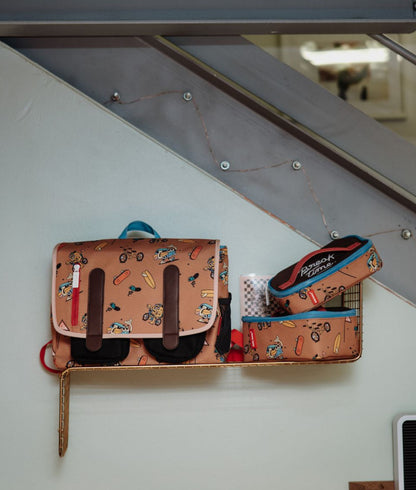 Cartella scolastica per bambini marrone con motivo Mascotte bicicletta e tasche frontali Hello Hossy
