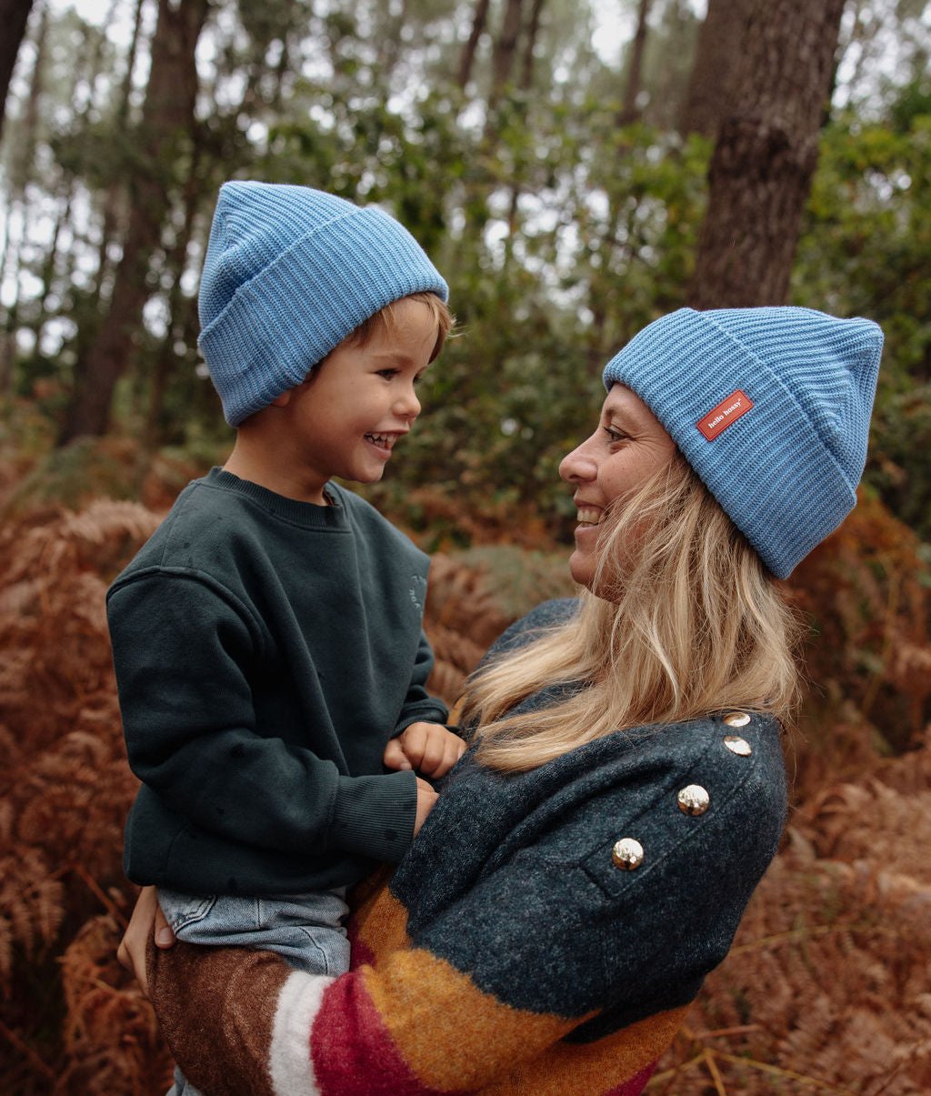 Duo mamma-bambino con berretti blu, etichetta cucita, Hello Hossy