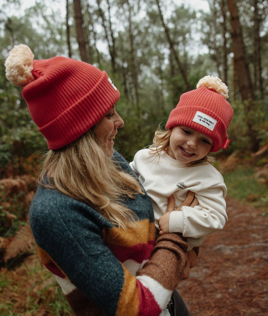 Duo mamma-bambino, berretti framboise con pompon ed etichetta cucita Hello Hossy