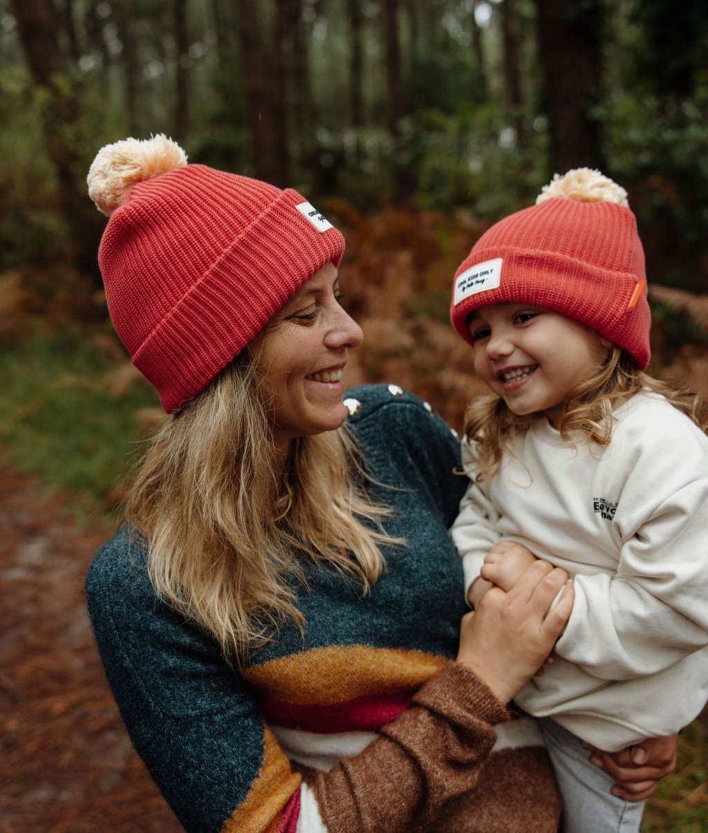 Duo mamma-bambino con berretti framboise con pompon Hello Hossy