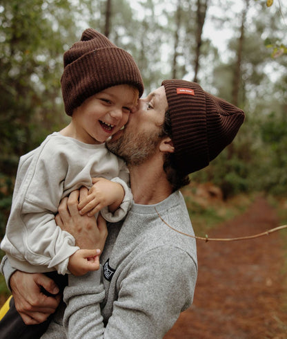 Duo papà bambino con berretti marroni abbinati etichetta cucita Hello Hossy