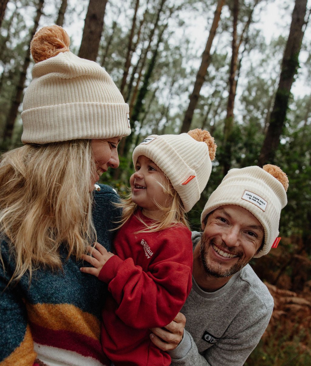 Berretti bambino e genitori beige con pompon ed etichetta cucita Hello Hossy