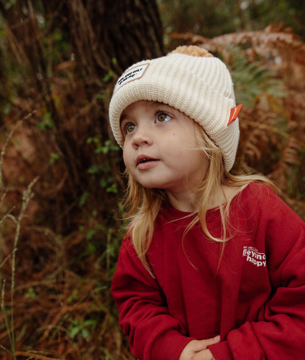 Berretto da bambino Beige in maglia a coste, con pompon ed etichetta arancione Hello Hossy