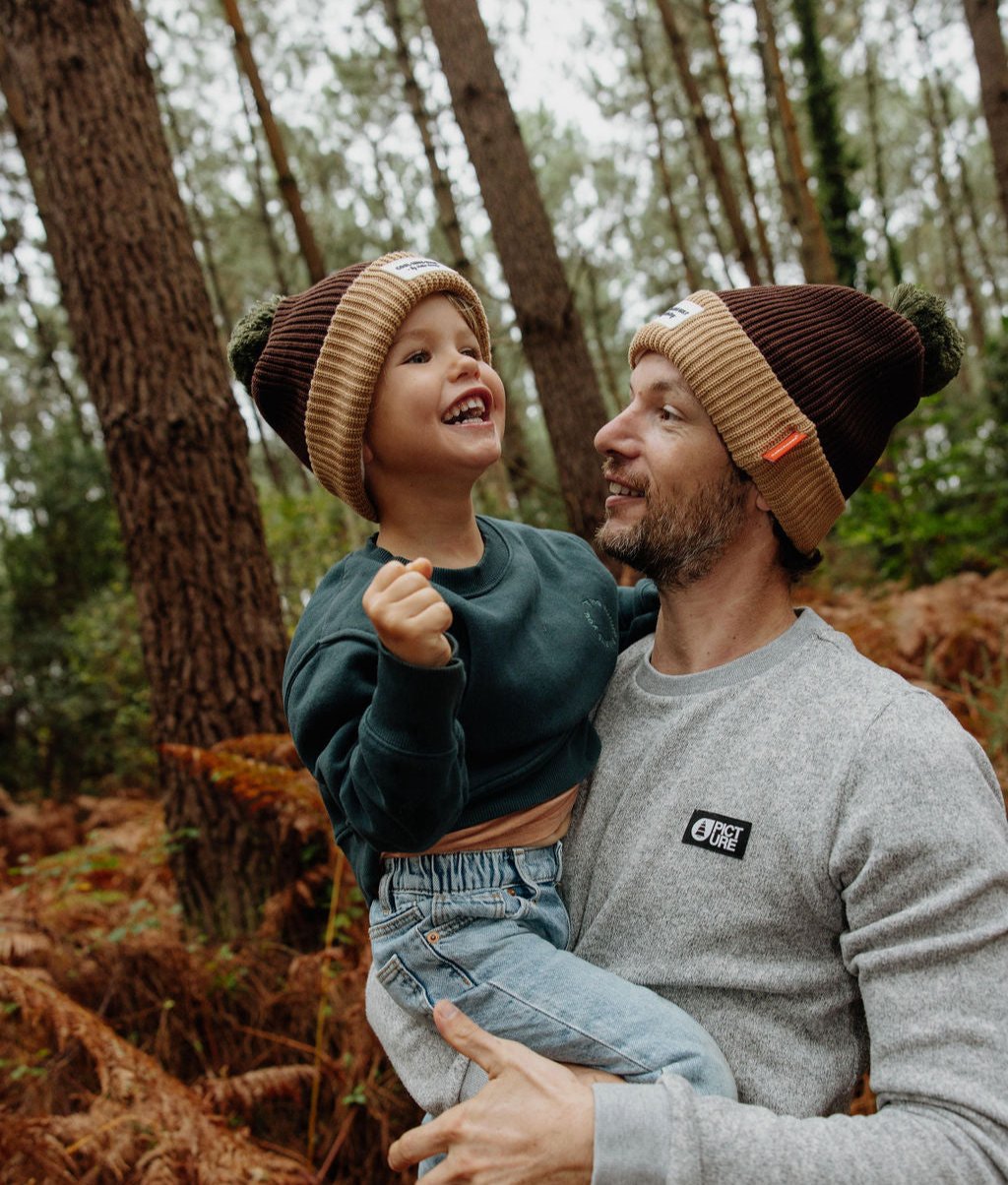 Duo papà e bambino con berretti marrone e beige abbinati Hello Hossy