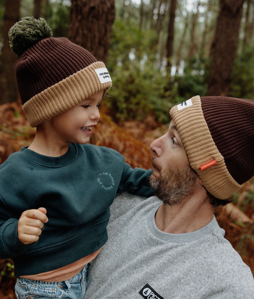 Duo papà e bambino con berretti marrone e beige abbinati Hello Hossy